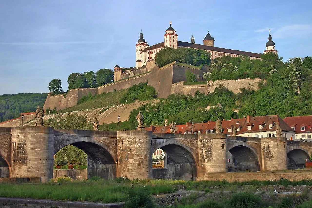 Central Apartments With Private Parking Lot Wurzburg